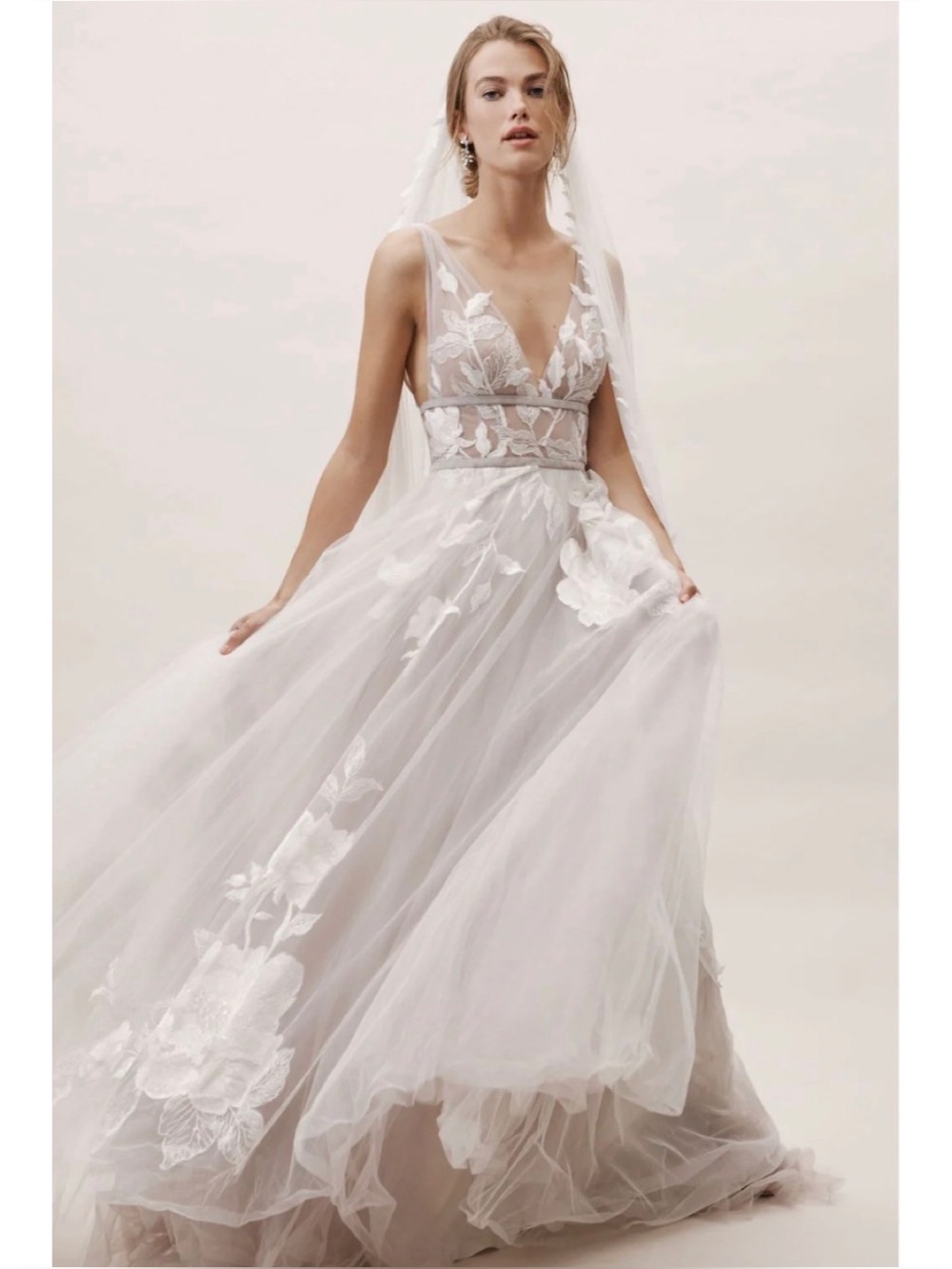 Willowby by Watters Galatea Wedding Dress
Size 4